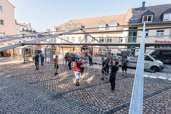 Jahrmarktstrubel, Friedensfahrt und Party gibt’s auch: Das bietet das Wochenende im Raum Annaberg - Von Freitag bis Sonntag wird der Buchholzer Jahrmarkt zum Erntedank gefeiert. Am Donnerstagnachmittag wurde das Festzelt aufgebaut.