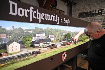Jahrzehnte nach dem Ende der Schmalspurbahn: Eisenbahnfan baut Bahnhof Dorfchemnitz im Miniformat nach - Jens Petermann baut das Exponat zur Schmalspurbahn Bahnhof Dorfchemnitz bei Sayda auf.