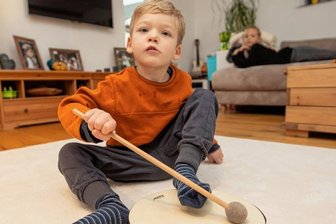 Jakob spielt sehr gern - nicht nur mit der Trommel - Jakob macht unheimlich gern Musik. Oft hört Schwester Johanna (hinten) zu. Manchmal ist aber auch alles zu viel. Jetzt soll mehr Ruhe in der Familie einkehren.