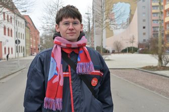 Jakob Springfelds Blick auf Ost und West: Zwickauer veröffentlicht zweites Buch und räumt Jugendsünden ein - Jakob Springfeld unterwegs in seiner Heimatstadt Zwickau. Der Aktivist hat ein neues Buch geschrieben, in dem er sich dem Ost-West-Konflikt widmet und zu mehr Austausch ermahnt.