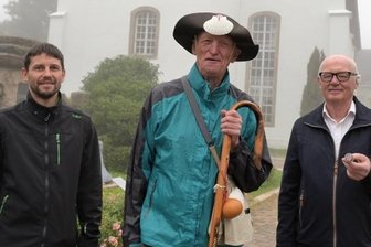 Jakobsweg Silberberg wieder ein Stück länger - Wegewart Thomas Müller, Gerd Lauckner und Hans-Jürgen Müller (v. l.) freuen sich auf die Einweihung des Pilgerwegs am Samstag.