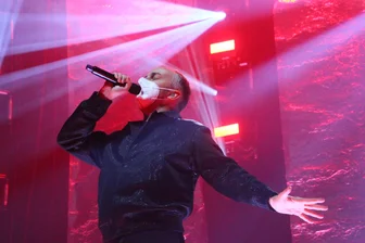 Jan Böhmermann singt auch mit Maske.