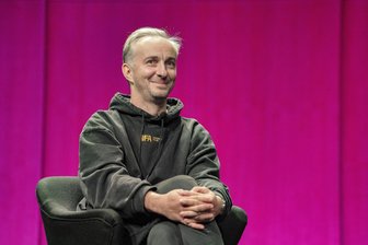 Jan Böhmermann und Christian Schertz: Ein Berliner Abend über Satire, Recht, Chefket und sächsischen Honig - Jan Böhmermann im Haus der Kulturen der Welt in Berlin. Er diskutierte mit Anwalt Christian Schertz.