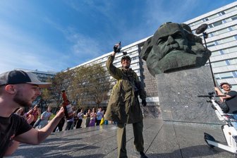 Jan Böhmermanns Reise nach Chemnitz: Ein TV-Experiment auf zwei Rädern - Jan Böhmermann bei seiner Ankunft auf dem E-Roller in Chemnitz am Marx-Monument.