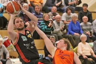 Jan Gans verlässt BSC Rollers Zwickau - Nationalspieler Jan Gans (l.) war am Wochenende mit 44 Punkten der erfolgreichste Korbjäger des BSC Rollers Zwickau.