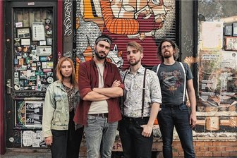 Jante hat neue Single veröffentlicht - Die Indie-Rock Band Jante um den Gornsdorfer Sänger Jan Thierfelder (2. von links) hat in Paris den Marteria-Hit "Lila Wolken" neu aufgenommen. Foto: Yellow Van Photography/Kien Kit Chan