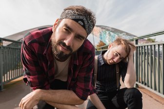 Jante: Musiker mit Wurzeln in Chemnitz und dem Erzgebirge und ihr Blick für die Absurditäten des Lebens - Jan Thierfelder (links) und Tim Bergelt sind Jante. Mittlerweile leben beide in Leipzig, die Wurzeln der Band liegen jedoch in Chemnitz.