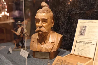 Januar-Ausstellung im Erzgebirge zeigt echte Rarität – Zuvor war sie auf dem Sperrmüll gelandet - Die Büste stammt aus der Werkstatt von Paul Schneider. Ein Paar rettete sie aus dem Sperrmüll.