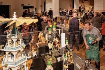 Januar-Sonderschau in Annaberg: Wie der Bernstein ins Erzgebirge kam - Zur Eröffnung der Januarschau am Sonnabendvormittag waren auch viele Leihgeber gekommen. Bis zum 5. Februar sind die "Meisterwerke" aus dem Erzgebirge in den beiden Sälen des Erzhammers in Annaberg-Buchholz zu sehen. Geöffnet ist täglich von 10 bis 17 Uhr. 