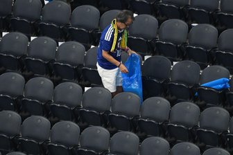 Japaner räumen im Stadion auf - und ein NFL-Star hilft mit - Ein japanischer Fan räumt den Müll weg beim WM-Spiel im Dallas-Stadion.
