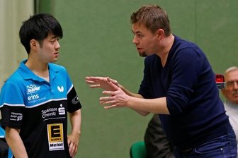 Japaner schon gut akklimatisiert - Hohenstein-Ernstthals Teamchef Christian Hornbogen im Gespräch mit dem japanischen Neuzugang Kazuha Nakamura. 