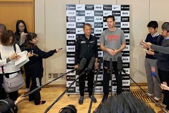 Japans sächsischer Nationaltrainer Torsten Loibl: "Hier wird jetzt richtig losgeimpft" - Der Chemnitzer Torsten Loibl (Mitte, hier bei einer Pressekonferenz) ist bei Olympia in Japan für die Gastgeber-Teams der Damen und Herren in der Basketball-Variante 3x3 verantwortlich. Dabei wird mit drei Spielern pro Mannschaft auf nur einen Korb gespielt. 