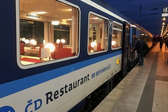 Jaroslav Rudiš und die neue, alte Lust am Bahnfahren - Der Speisewagen der tschechischen Staatsbahnen auf der Linie Hamburg-Dresden-Prag ist für Jaroslav Rudiš ein Lieblingsort.