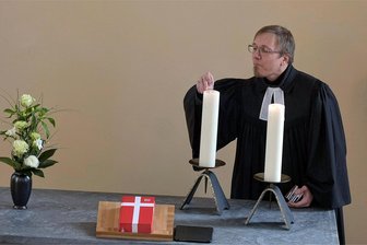 „Jauchzet dem Herrn, alle Welt": In der umfangreich sanierten Johanniskirche Adorf brennen wieder Kerzen - Es herrschte andächtige Stille, als Pfarrer Burkhard Wagner am Sonntag zu den Zündhölzern griff.