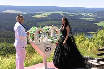 Jawort in 897,8 Meter Höhe: Erste freie Trauung auf dem Bärenstein - Erste Freie Trauung auf dem Bärenstein. Alles war für Marie und Norman Schneider perfekt.