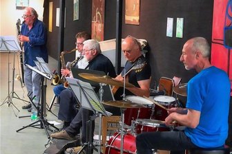 Jazz: Geglücktes musikalisches Intrigenspiel mit dem Joe Sachse Quintett in Chemnitz - Das Joe Sachse Quintett am Freitagabend mit Wolfram Dix, Joe Sachse, Manfred Hering, Helmut Forsthoff und Heiner Reinhardt (v. l.) vor passenden Bildern von Osmar Osten in der Neuen Sächsischen Galerie.
