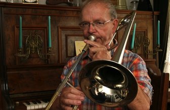 Jazz-Legende bereichert Blasorchester - 
              <p class="artikelinhalt">Henry Walther übt auch heute noch jeden Tag eine Stunde Posaune täglich. Außerdem spielt der 75-jährige Klavier - wovon er in seinem Haus sogar zwei stehen hat - und Bratsche.</p>
            