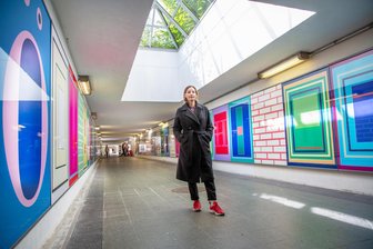 Jazz, Lesungen, Ausstellungseröffnungen - diese Woche gibt es jeden Tag einen Grund zur Vorfreude - Flöhas Purple-Path-Kunstwerk „Glance“ von Tanja Rochelmeyer in der Bahnhof-Unterführung.