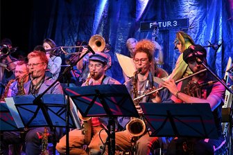 Jazz mit schwarzem Humor und voller Kapelle im Weltecho - Brigade Futur 3 und die Spielvereinigung Süd ziehen im Weltecho unterhaltsam musikalisch für Klimaschutz und Demokratie zu Felde.