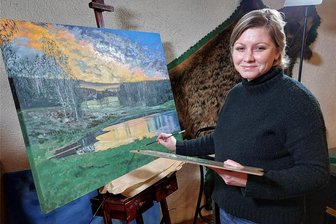 Jazz mit Uschi Brüning und Günther Fischer und vieles mehr: Was am Wochenende im oberen Vogtland los ist - Die in Tannenbergsthal lebende US-Amerikanerin Rose Sasse stellt ab Samstag in der Schau „Eine Amerikanerin unter Vogtländern“ Werke im Ausstellungsraum des Harmonikamuseums Zwota aus.