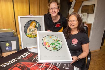 Jazz-und-Kunst-Festival kehrt nach Plauen zurück: Beim Auftakt mischen gleich 23 Künstler mit - plus einer, dessen Arbeiten posthum überraschen - Sie glauben an die Jazz-’n’-Art-Idee: Ines Falcke (rechts) und Malzhaus-Galeristin Steffi Müller-Klug.