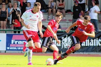Je ein Zähler zum Abschied - Brachte Schwung in die Partie: Flöha Markus Zamzelli (l.), hier im Sprintduell mit den Langenauern Jannik Jeschke und Clemens Becher (r.).