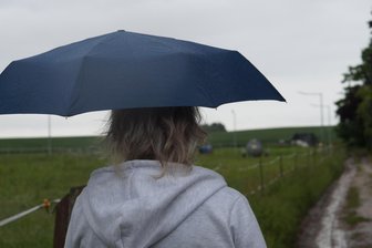 „Je heißer es wird, umso schlimmer“: Warum eine Zwickauer Long-Covid-Patientin auf einen kühlen Sommer hofft - Kerstin Thüring hat Long Covid. Im Grünen und wenn es kühl ist, kann sie besser atmen, als bei Hitze.