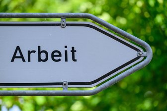 Je höher die Bildung, desto länger verdient man Geld - Insgesamt verzeichnen Männer laut der Studie eine Lebensarbeitszeit von 38,8 Jahren, während Frauen auf einen Wert von 28,8 Jahren kommen. (Symbolbild)