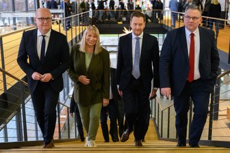 Je t’aime – Wer mit wem? Warum Sachsens Modell der wechselnden Mehrheiten auf der Kippe steht - Präsentierten am 4. Dezember 2024 Sachsens ersten Koalitionsvertrag ohne eigene Mehrheit: Partei- und Fraktionschef Henning Homann, die heutige Vize-Ministerpräsidentin Petra Köpping (beide SPD), Ministerpräsident und Parteichef Michael Kretschmer sowie Fraktionschef Christian Hartmann (beide CDU/v.l.n.r.).