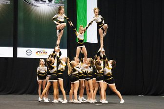 „Jede Landesmeisterschaft bringt ihre eigenen Gefühle mit sich“: Sieben Teams von Cheermania Auerbach auf dem Podest - Die Teufelinos haben sich in Riesa zur Landesmeisterschaft im Cheerleading den 1. Platz verdient.