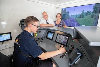 Jede Menge Infos rund um Bus und Bahn bei Verkehrstag in Plauen - Am Zugsimulator standen John Sven Pecher, Anja Betz und Torsten Kinner von der Länderbahn.