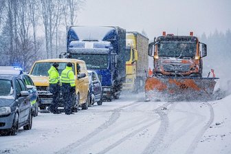 Jede Minute zum Krankenhaus zählt: Retter im Erzgebirge hoffen auf neue Straßenmeisterei - Doch im Winter kommt es auf der Bundesstraße 174 oft zu Staus. Dann sind die Rettungskräfte auf den Winterdienst angewiesen. 