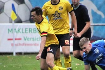 Jede Serie endet irgendwann - Im Duell der Kapitäne behielt hier Auerbachs Ondrej Brejcha (links) die Oberhand gegen den Bischofswerdaer Paul Fromm. Am Ende siegte aber der gastgebende Bischofswerdaer FV mit 2:1.