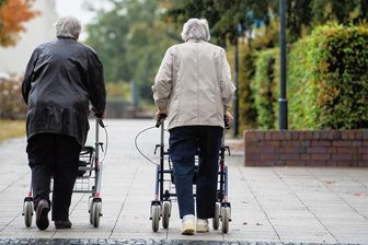 Jedem zweiten Rentner in Sachsen droht Armut - Landtag stimmt gegen Beteiligung an Härtefallfonds - Armut im Alter: In Sachsen bekommen über 240.000 Rentenrinnen und Rentner weniger als 1251 Euro Rente im Monat, obwohl sie 45 Jahre und mehr in die Rentenkasse einzahlten. Foto: Patrick Pleul/dpa
