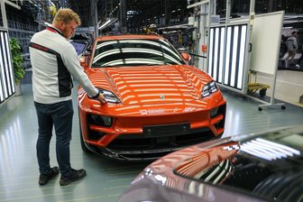 Jeden Tag etwas Neues von Donald Trump: Die Zollpolitik der USA verunsichert Sachsens Exportwirtschaft - Sächsischer Export in die USA: Aus dem Porsche Werk in Leipzig werden jährlich rund 25.000 Fahrzeuge in die USA geliefert.