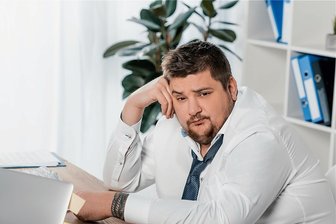 Jeder Dritte hat in der Corona-Pandemie zugenommen - Schon wieder zugenommen. In der Pandemie und im Homeoffice schaffen es viele nicht aus eigener Kraft, sich gesünder zu ernähren.