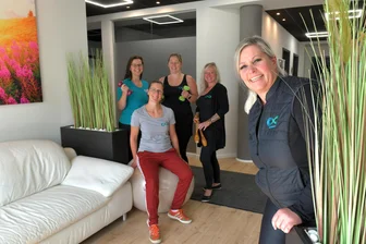 Jeder Dritte in Brand-Erbisdorf ist 65+ - Neue Praxis will steigenden Bedarf abfedern - Das Team der Physiotherapie um Annett Franz-Schulze (r.) begrüßt Patienten in Brand-Erbisdorf.
