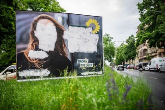 Ein Plakat mit dem Bild von Terry Reintke.