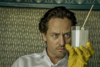 „Jeder hatte schon Mordgelüste“: Schauspielstar Tom Schilling über seine Rolle in der Netflix-Serie „Achtsam morden“ - Tom Schilling als mordender Anwalt Björn Diemel in dem erfolgreichen Mehrteiler „Achtsam morden“. Die Serie führt seit Wochen die Liste der meist gesehenen Netflixserien in Deutschland an.