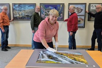 Jeder Hobbyfotograf hat sein Faible - und zeigt es nun - Sabine Teufl (vorn) und ein Teil ihrer Vereinskollegen (von links: Dieter Lieberwirth, Jürgen Brunner, Stephan Teppner und Ludwig Neumann) stellen in der Oelsnitzer Bibliothek ab sofort neue Fotografien aus.