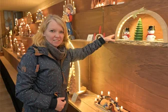 Jeder ist ein Einzelstück: 34 Schwibbögen tauchen Stollberger Kirche in besonderes Licht - Stollbergs Marktmeisterin Bärbel Raatz in der Schwibbogen-Ausstellung.