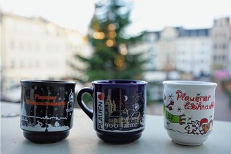 Jeder kann abstimmen: Welches Motiv kommt auf die Plauener Glühweintasse 2023? - Die Plauener Weihnachtstasse 2022 und ihre beiden Vorgänger. Welches Motiv schafft es 2023 auf die Tasse?