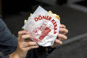 Jeder kennt es: Doch wer erfand das „Döner Kebab“-Logo?! - Wer schon mal einen Döner gegessen hat, der hat dieses Logo auf der Verpackung vermutlich bereits gesehen.