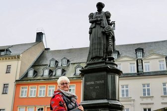"Jeder lebt nur in seiner eigenen Welt": Was die neue Friedensrichterin beobachtet hat - Cathrin Schaarschmidt, neue Friedensrichterin in Annaberg, vor dem Barbara-Uthmann-Brunnen. 