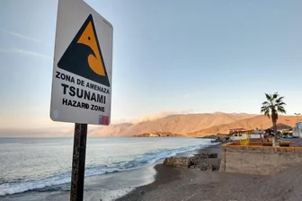 Jeder Meter zählt: Was tun bei Tsunamiwarnung? - Achtung, hier kann es Tsunamis gehen. Wer solche Schilder - wie hier in Chile - sieht, sollte sich mit den örtlichen Verhaltensregeln vertraut machen.