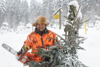 "Jeder sucht den perfekten Baum" - Wer seinen Weihnachtsbaum dieses Jahr selbst schlagen will, der kann das am dritten und am vierten Advent jeweils von 9 bis 12 Uhr in Mulda an der Geleitstraße (ganz oben) zwischen Clausnitz und Dorfchemnitz bei Andreas Martin (Foto) tun. Die Blaufichten kosten bei ihm zwischen 15 und 20 Euro inklusive Glühwein und Bratwurst, verspricht er. Sägen sind selbst mitzubringen.