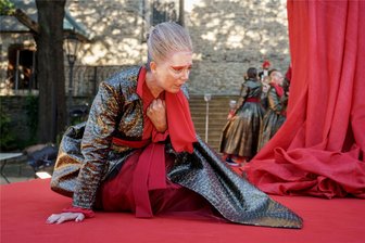 „Jedermann“ im Erzgebirge: Sankt Annen wird am Sonntag wieder zur Theaterkulisse - Schauspielerin Marie-Louise von Gottberg in der Inszenierung des „Jedermann“ von Markus Steinwender.