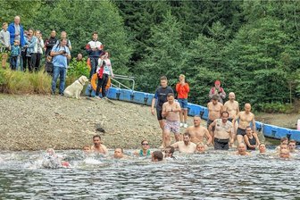 Jedermann-Triathlon an der Talsperre Falkenstein: Sportler sichern ihre Weihnachtsfeier ab - Für einen guten Zweck sind am Sonntag etwa 60 Männer, Frauen und Kinder in die Talsperre Falkenstein gestiegen. Danach waren noch Radfahren und Laufen angesagt.