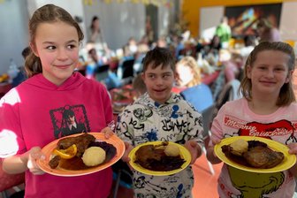 „Jedes Kind braucht doch etwas Glück“: Familie spendiert 130 Festessen für Rochlitzer Schule - Emma (von links), Paul und Sarah ist die Freude über das Festessen anzusehen.