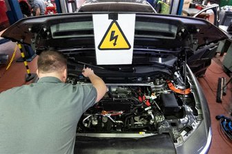 Jedes sechste Auto in Sachsen fällt beim Tüv durch - Manche Elektroautos schwächeln bereits bei der ersten HU.